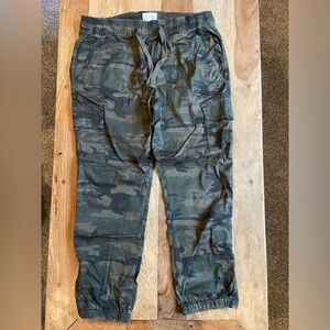 Sanctuary camo joggers w/zippers. EUC size Large